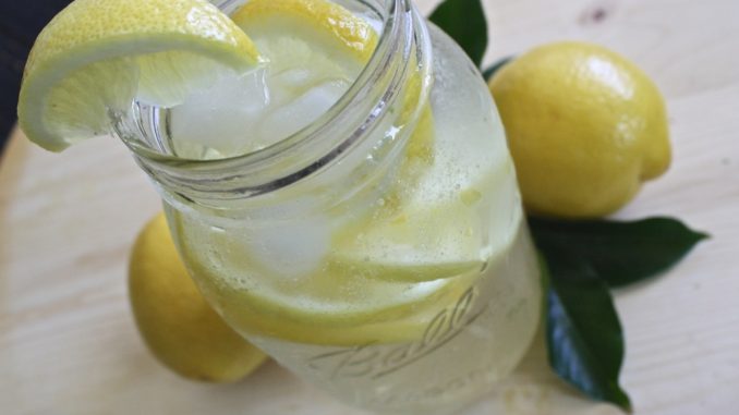 voda-citron-zdravi Voda s citronem