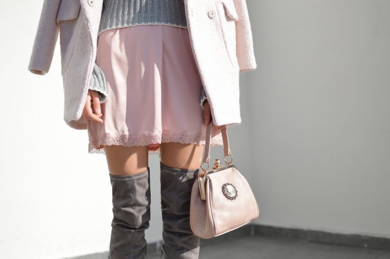 Tři outfity, kde hrají kozačky nad kolena hlavní roli