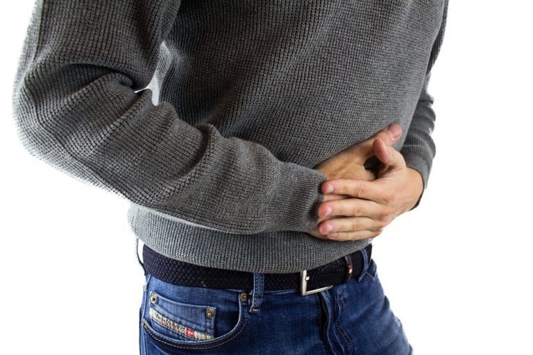 Nafouklé břicho nebo křeče po jídle? Vyzkoušejte tyto triky