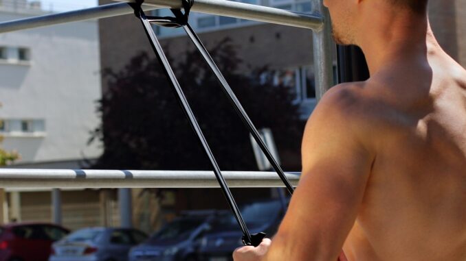 Cvičení s posilovacími lany: efektivní trénink doma i venku