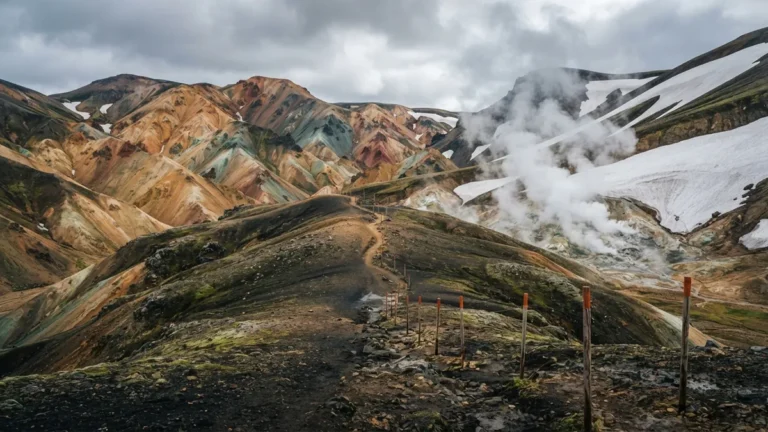 Barevné ryolitové hory u Landmannalaugar na začátku treku Laugavegur