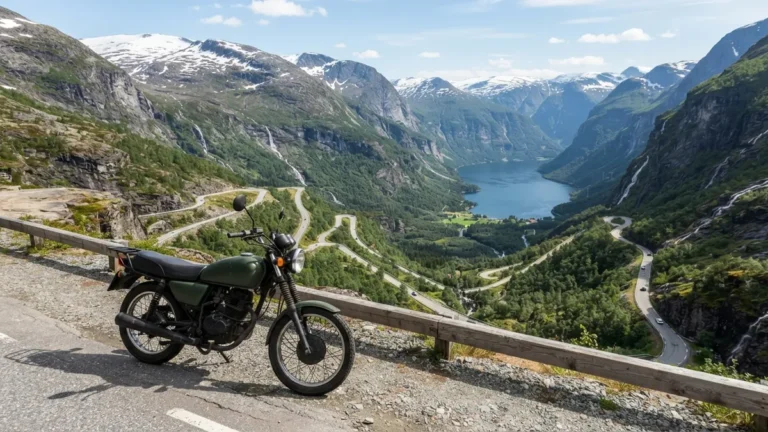 Odstavená motorka na vyhlídce nad serpentinami a norským fjordem