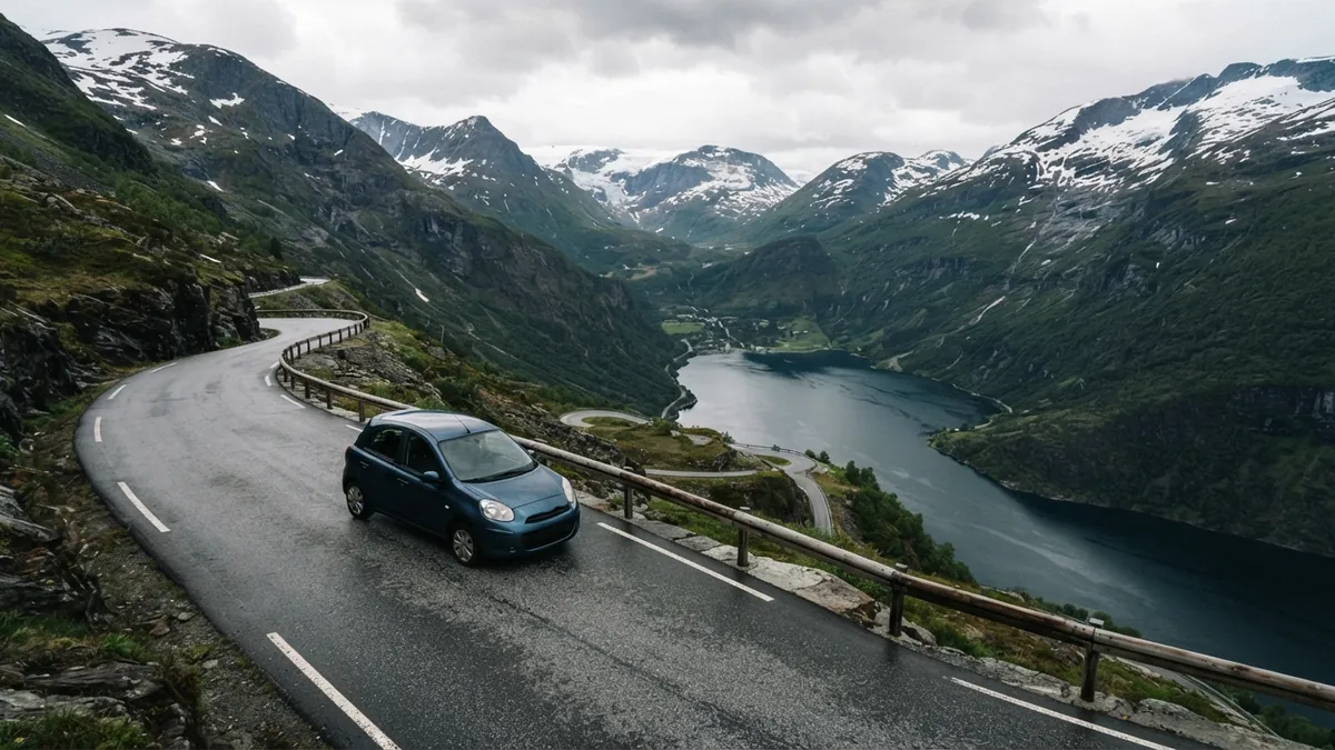 Auto na horské silnici nad fjordem v Norsku