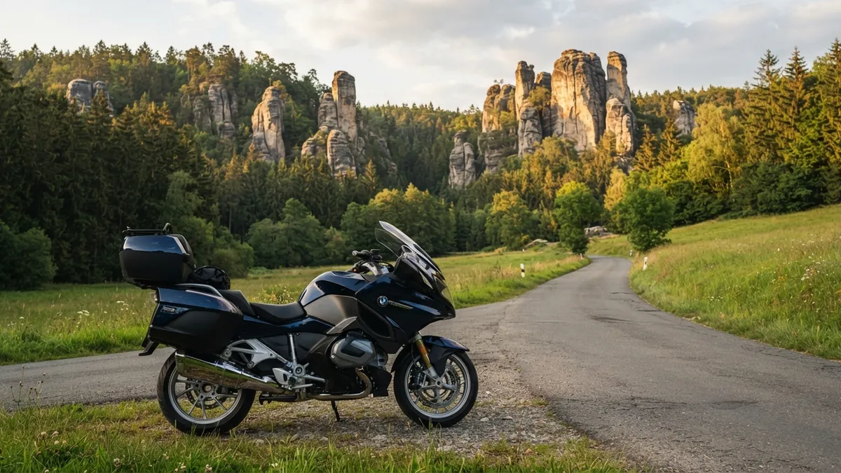 Motorka u silnice pod pískovcovými skalami na Broumovsku