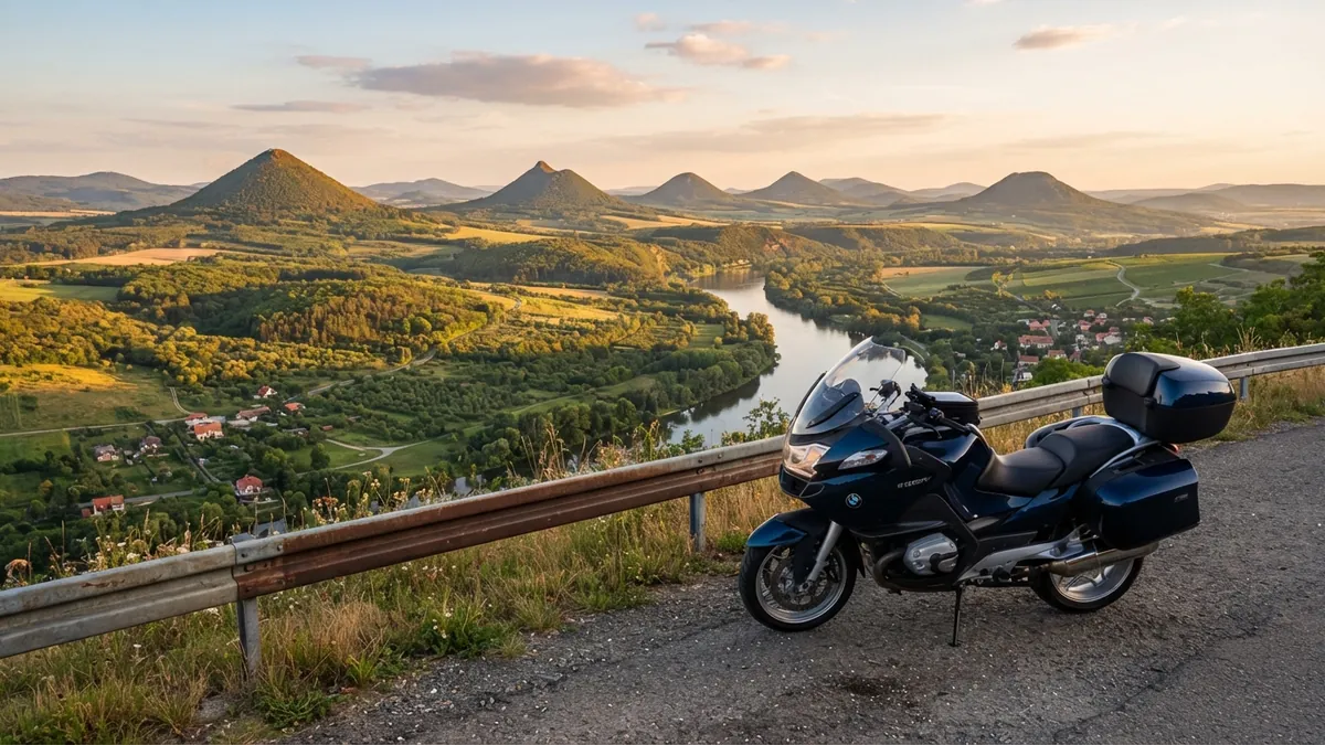 Motorka na vyhlídce nad údolím Labe s kopci Českého středohoří