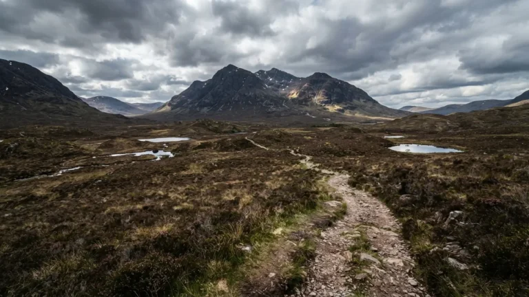 Stezka přes vřesoviště Skotské vysočiny s horami Glen Coe